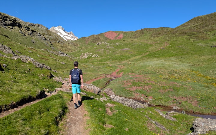 Sendero sobre pastos hacia el ibón de Estanés