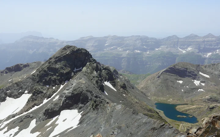 Pico Robiñera con los ibones de La Munia