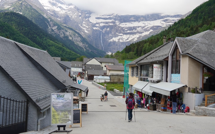Calle principal del pueblo con la cascada de Gavarnie de fondo