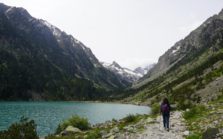 Camino que bordea el Lac de Gaube por la derecha