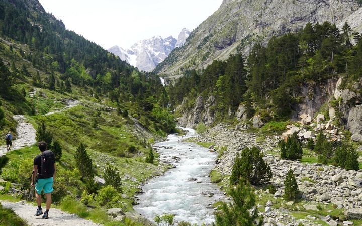 Camino por la margen derecha del río Gaube