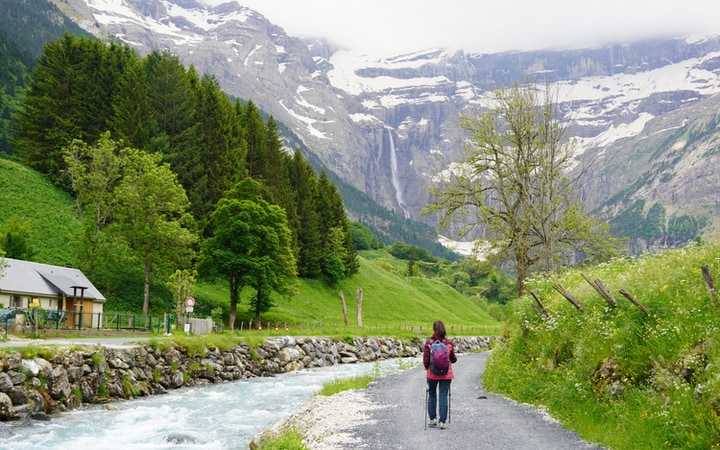 Camino por la margen izquierda de la ruta al Circo de Gavarnie