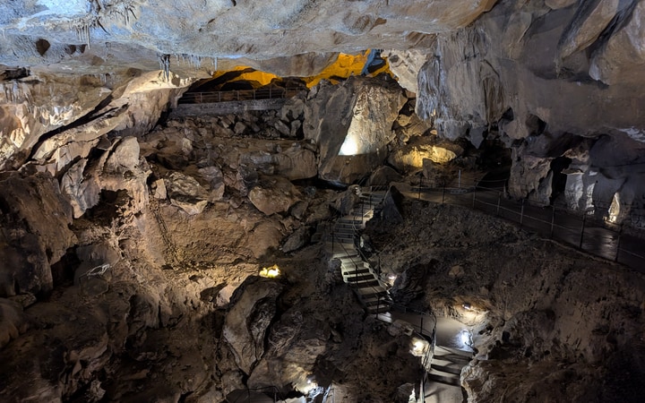 Escaleras del recorrido de las Grutas de Bétharram