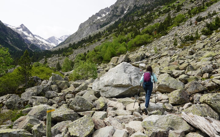 Inicio del tramo de piedras tras bordear el Lac de Gaube