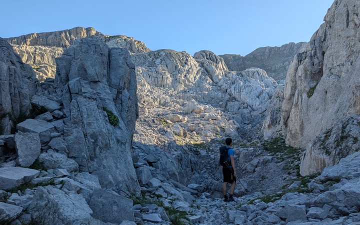 Zona kárstica durante la subida al pico Aspe