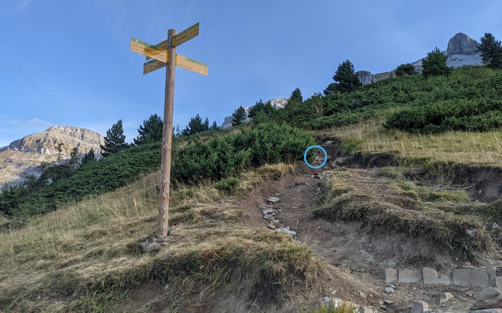 Ultimo desvío marcado y cruz pintada sobre la roca