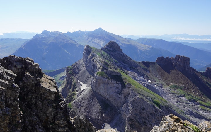 Vistas hacia el pico Garganta de Aisa, el Sombrero y los Mallos de Lecherines
