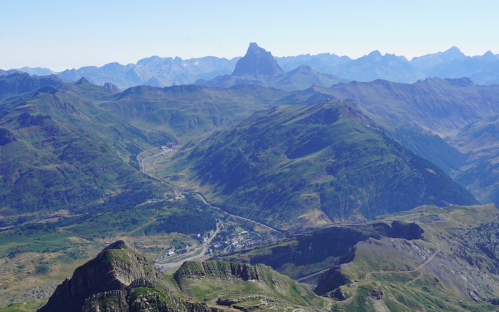 Vistas hacia Canal Roya, Astún y el pico Midi d'Ossau