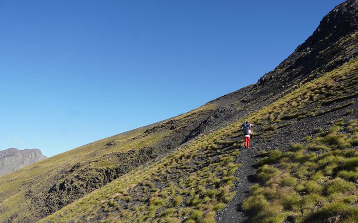 Camino a la izquierda desde el Collado de la Señal de Viadós