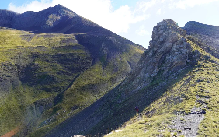 Camino por la ladera hacia el Collado Señal de Viadós