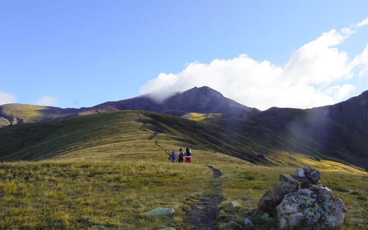 Camino por la loma con el Gran Bachimala al fondo