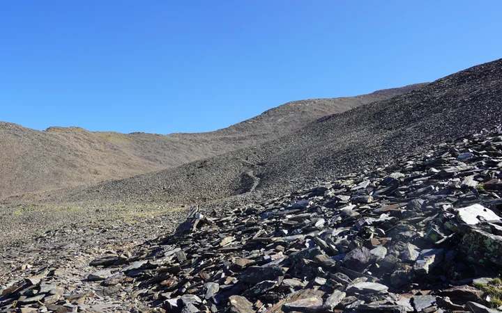 Largo tramo de piedra hacia la cima del Bachimala