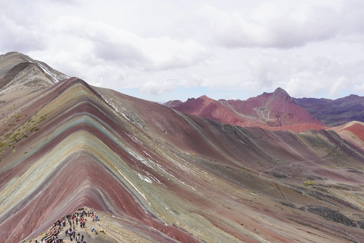 Paisaje Andino que rodea a la Montaña de 7 Colores