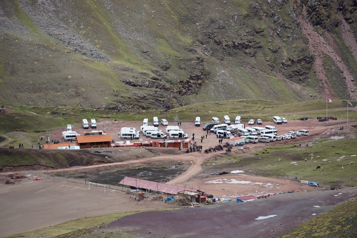 Aparcamiento de Vinicunca al final de la ruta