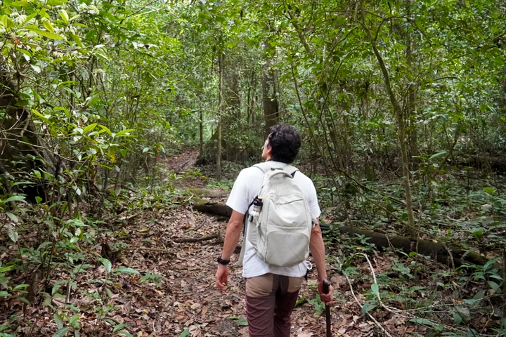 Nuestro guía machete en mano por el Amazonas