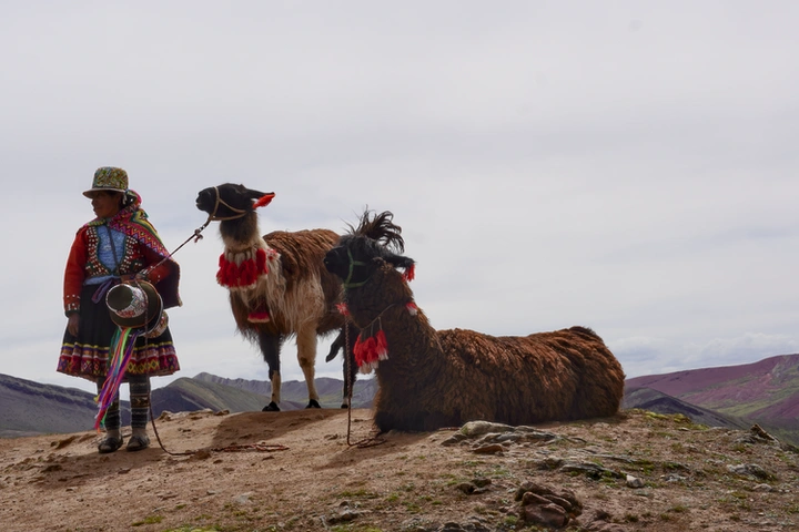 Indígena con sus animales para fotos