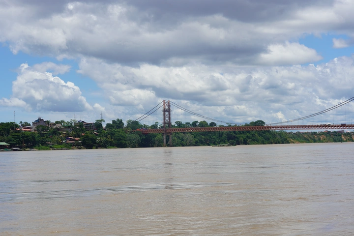 Vistas del puente de Puerto Maldonado desde el río
