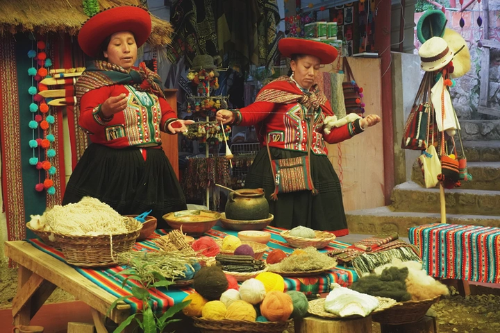 Demostración textil en un taller de Chinchero