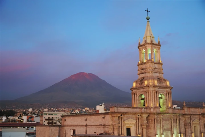 Catedral y volcán Misti al atardecer