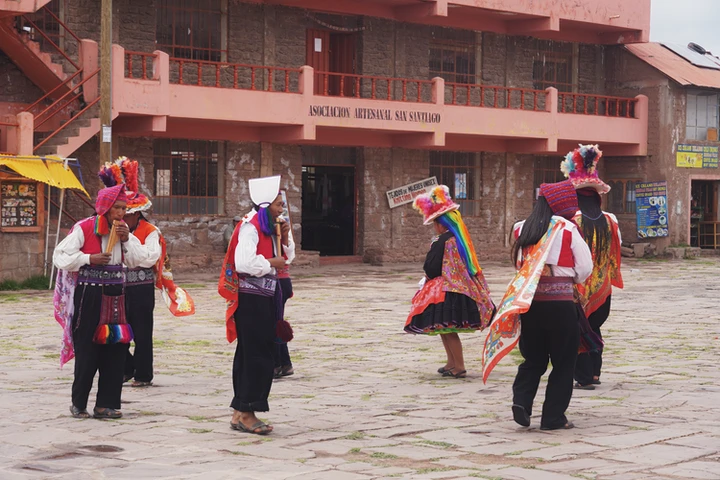 Danzas tradicionales en la plaza de Taquile