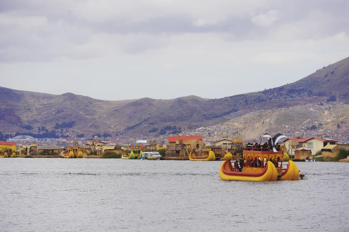 Barcas de totora sobre el Lago Titicaca