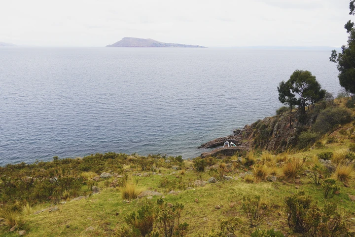 Embarcadero de Taquile con Amantaní al fondo
