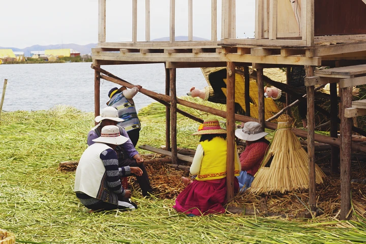 Familia de Los Uros pescando