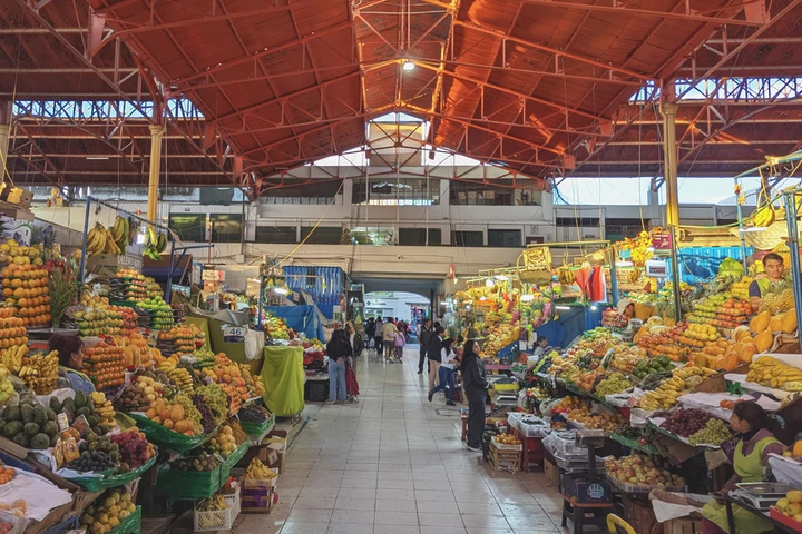 Puestos del mercado de San Camilo en Arequipa