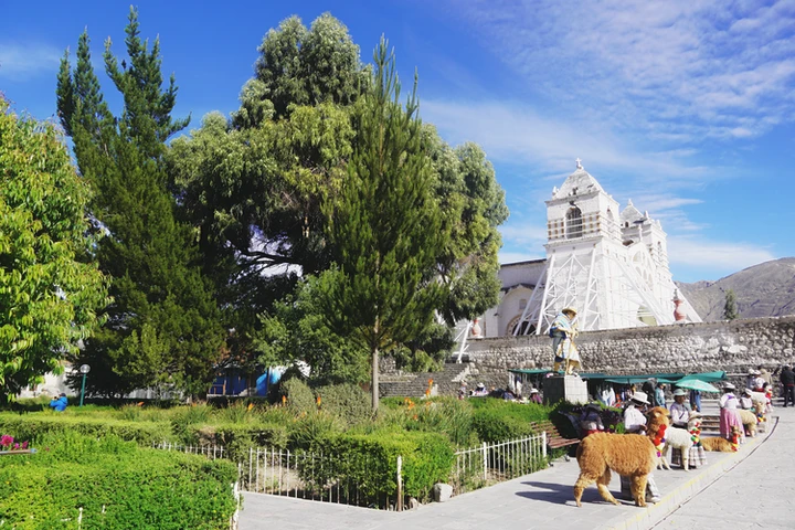 Plaza e iglesia del pueblo de Maca