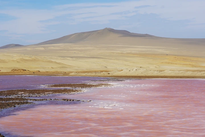 Laguna Rosada en la Reserva Nacional de Paracas
