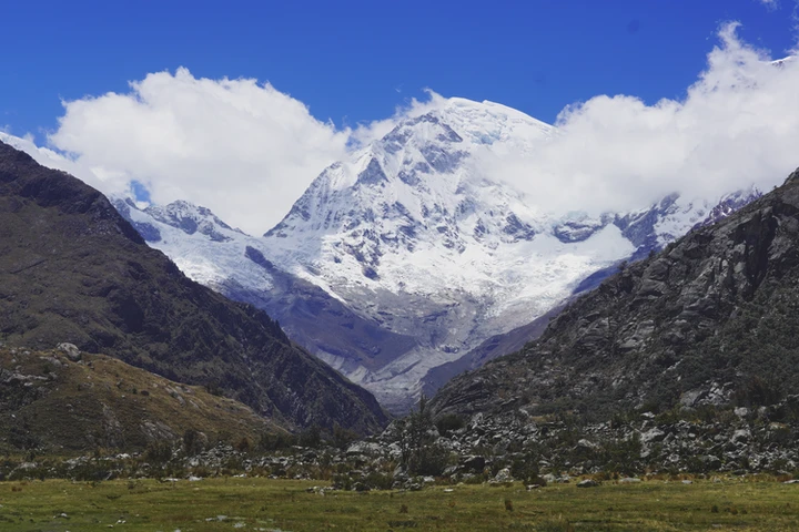 Montañas de la Cordillera Blanca de Perú