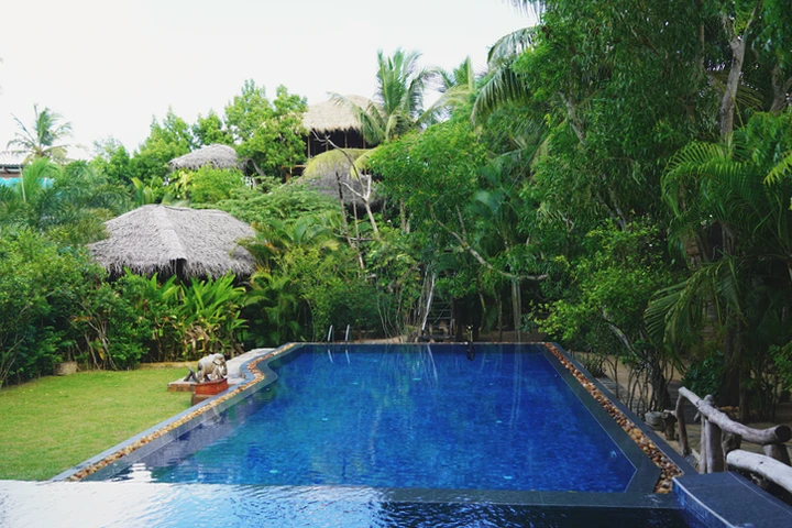 Piscina y cabañas de nuestro alojamiento en Tangalle