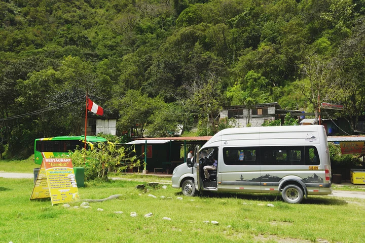 Furgoneta en el estacionamiento de Hidroeléctrica