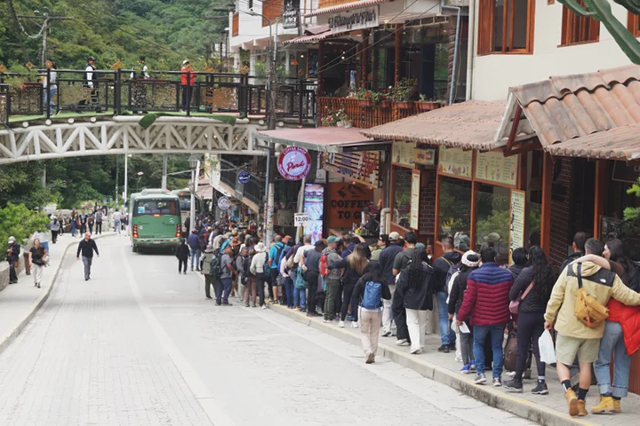 Fila de espera para el autobús a Machu Picchu