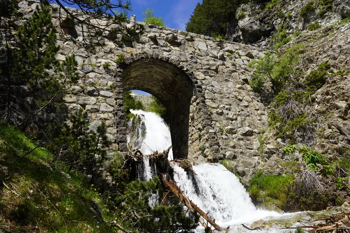 Cascada y primer puente de Argualas