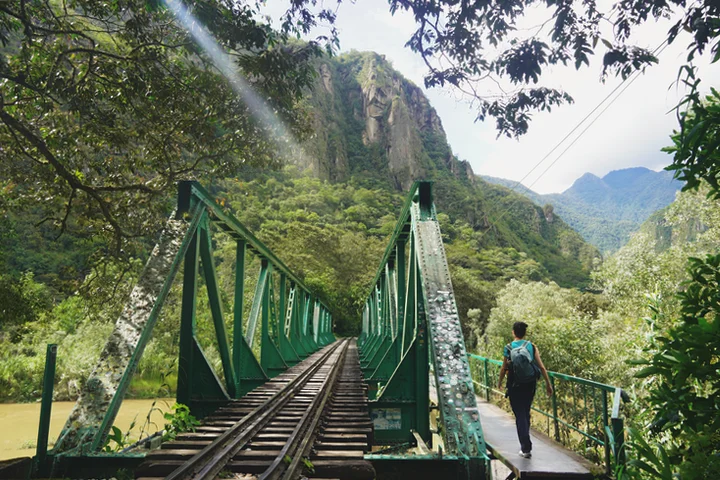 Puente metálico para cruzar el río Vilcanota