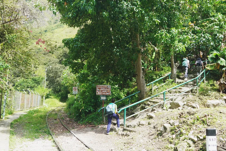 Desvío en Hidroeléctrica para ir a Aguas Calientes