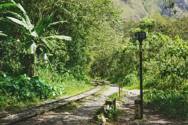 Camino junto a la vía del tren