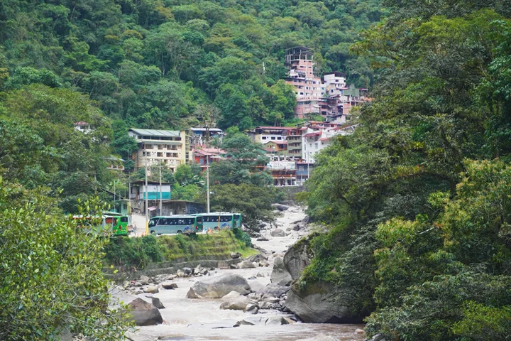 Vistas de Aguas Calientes desde el río Vilcanota