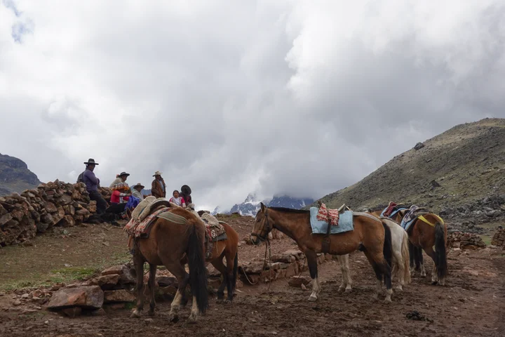 Población local con sus caballos para la ruta