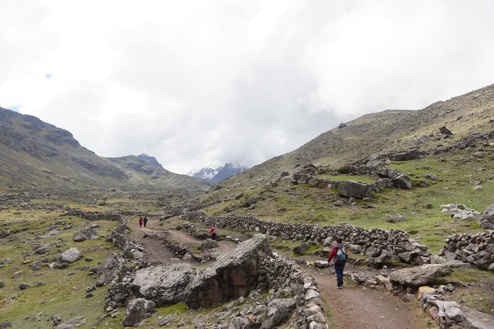 Camino entre muros de piedra seca