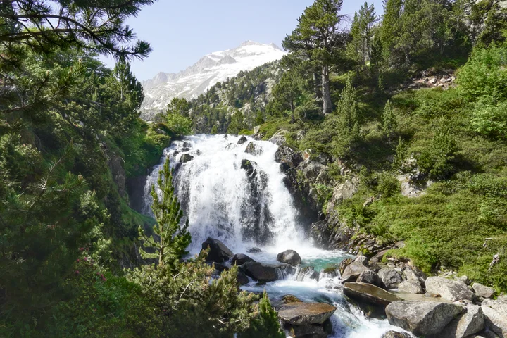 Cascada del Aigualluts con el Aneto detrás