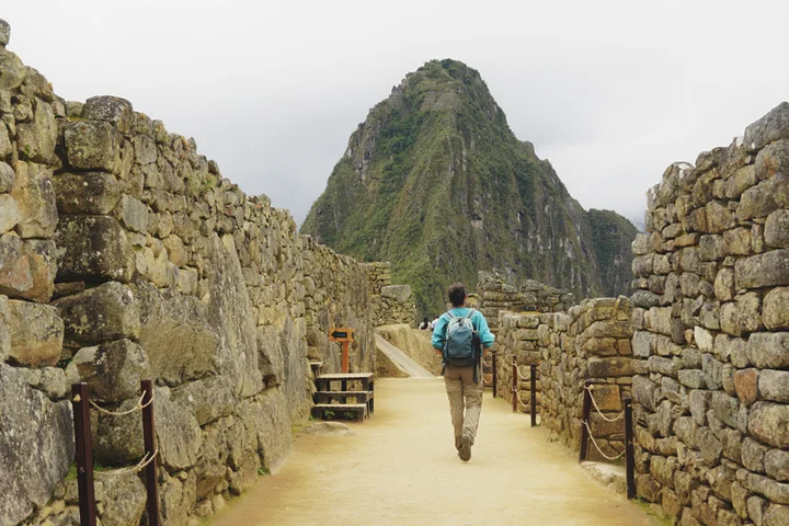 Recorriendo la zona de templos de Machu Picchu