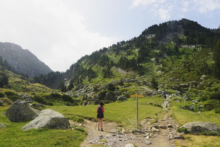 Poste con el desvío al Forau de Aigualluts