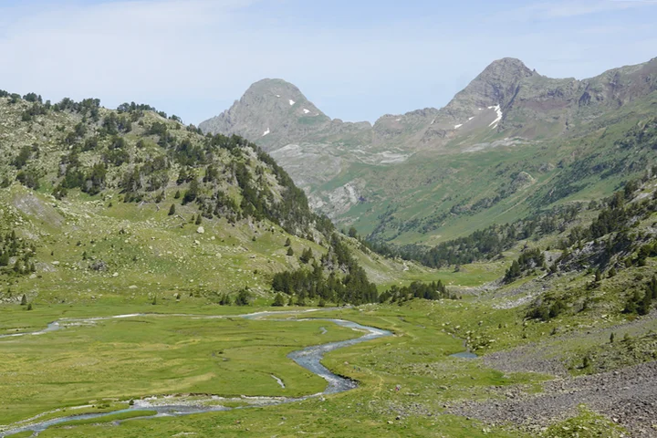 Vistas del Plan de Aigualluts con el Salvaguardia de fondo