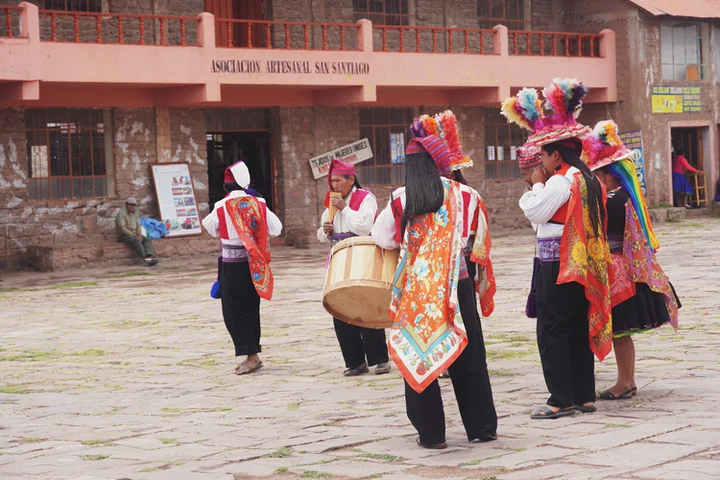 Danzas tradicionales en la plaza de Taquile