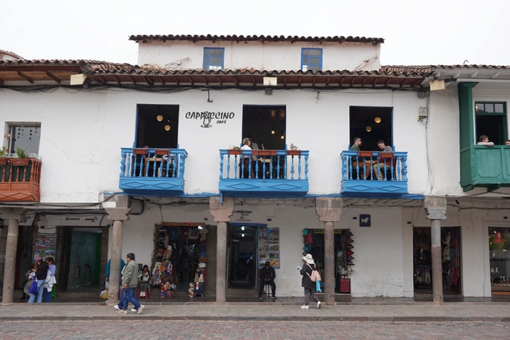 Cafetería con balcones en la Plaza de Armas de Cusco