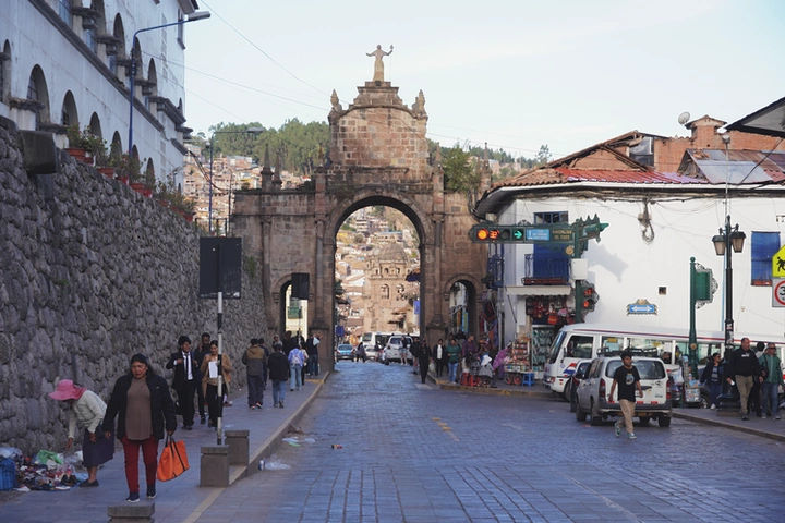 Arco de Santa Clara en el centro de Cusco