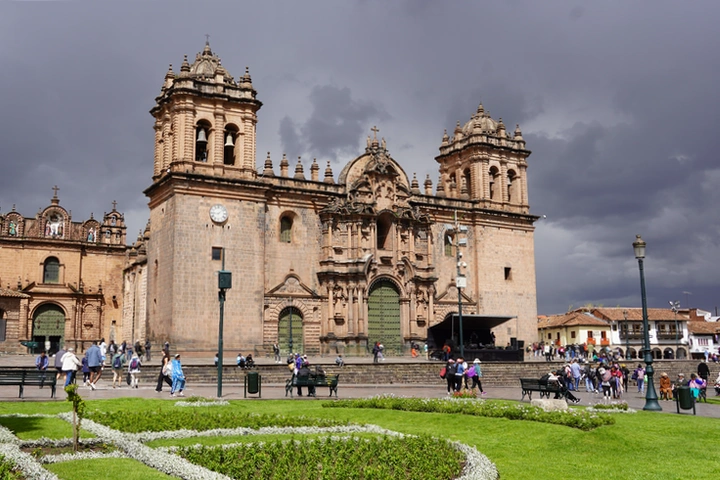 Cielo negro sobre la Catedral de Cusco