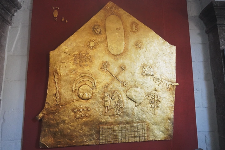 Plancha de oro que explica la cosmovisión inca